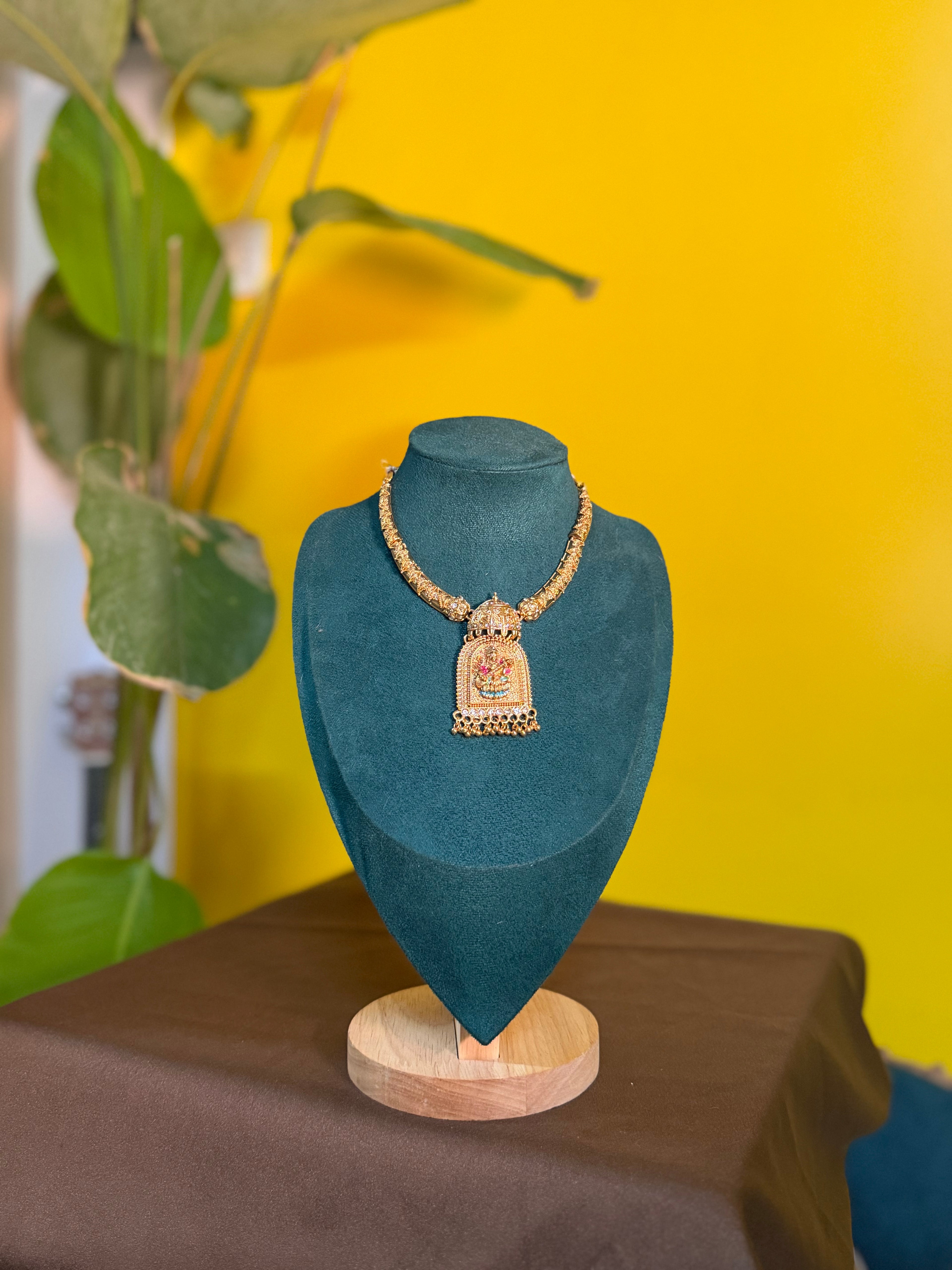 Lakshmi Hasli Neetipattam Neckale