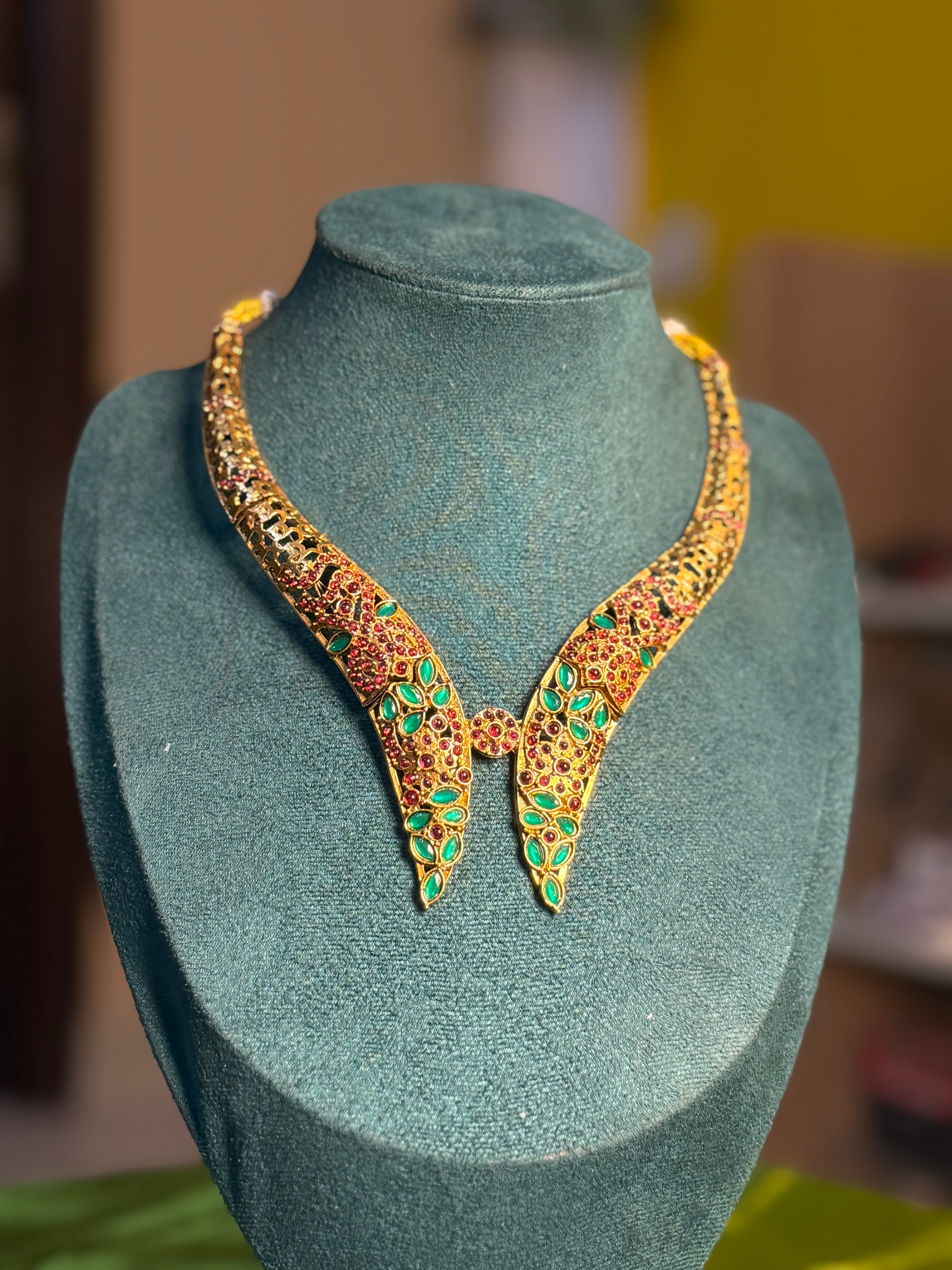 Inverted Hasli Shaped Classic Necklace