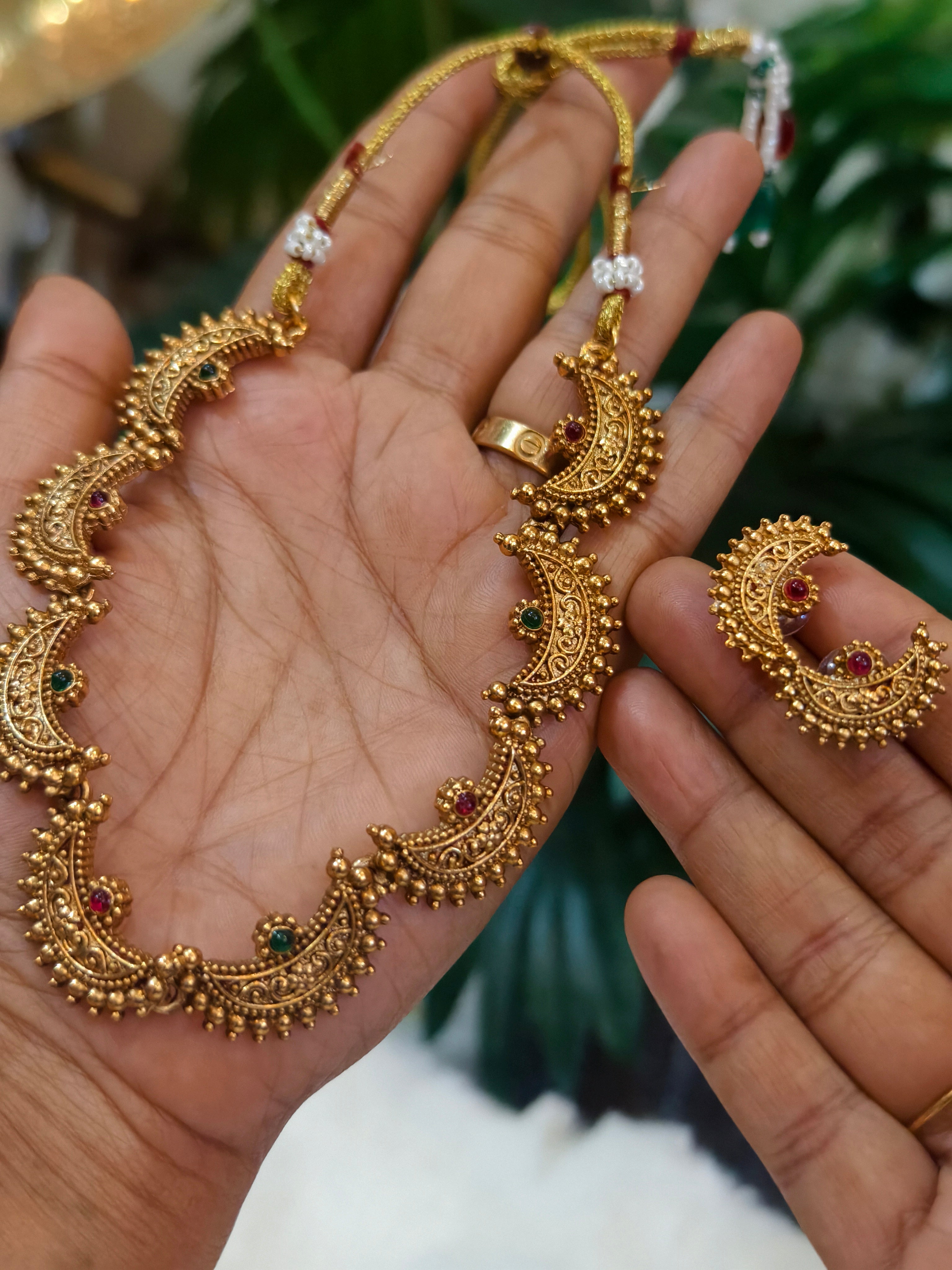 Moon Design Choker Set