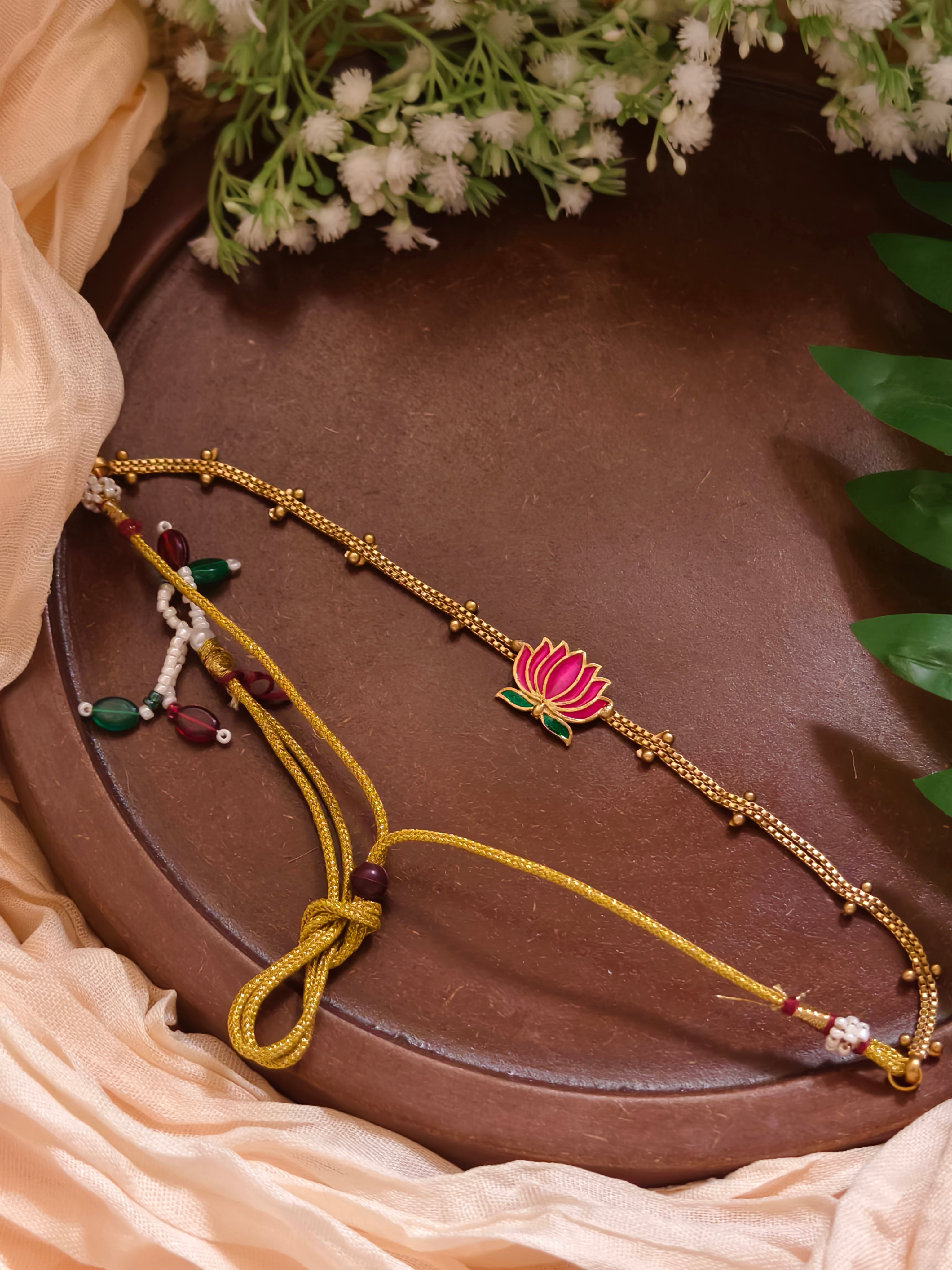 Single Liner Lotus Choker