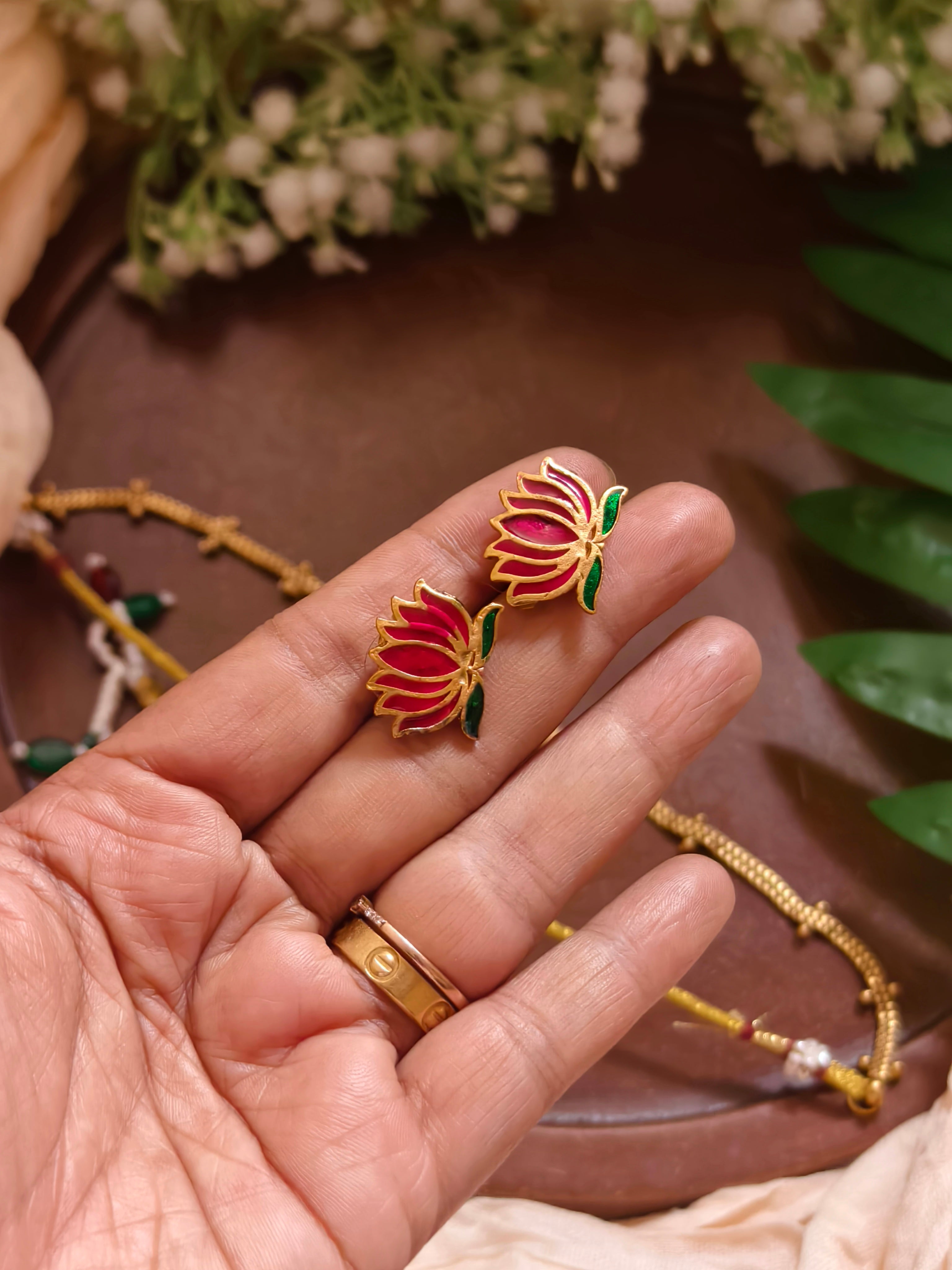 Single Liner Lotus Choker