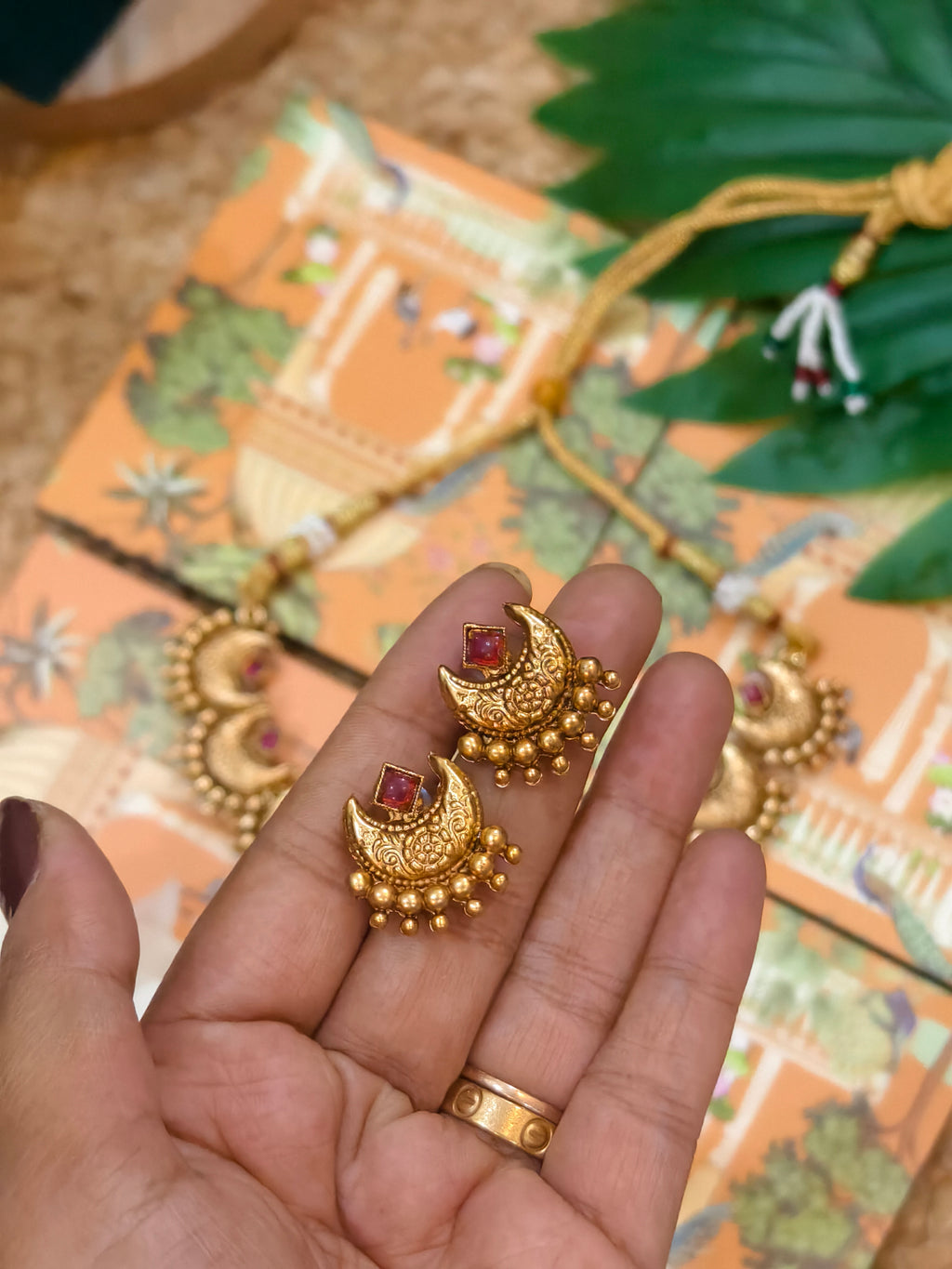 Short Moon Necklace -Multicolor